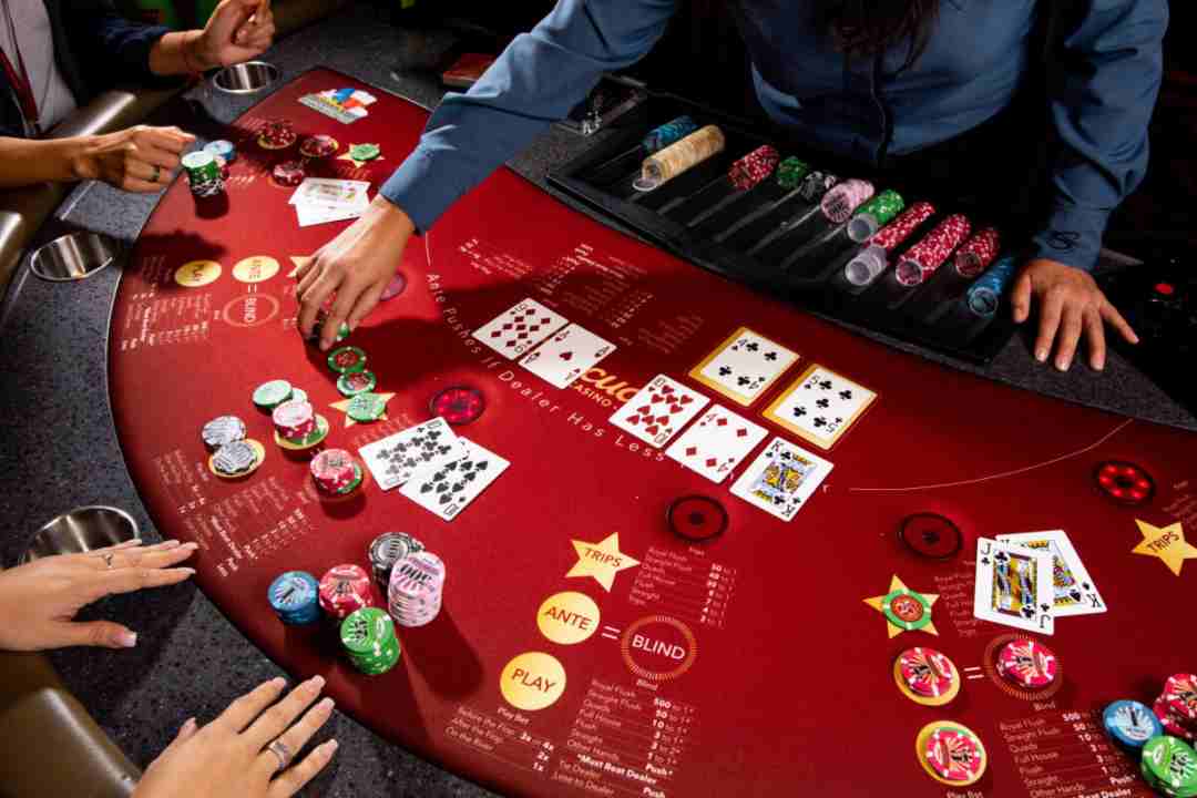 Poker - trò chơi bài chất lượng ở Golden Castle Casino and Hotel
